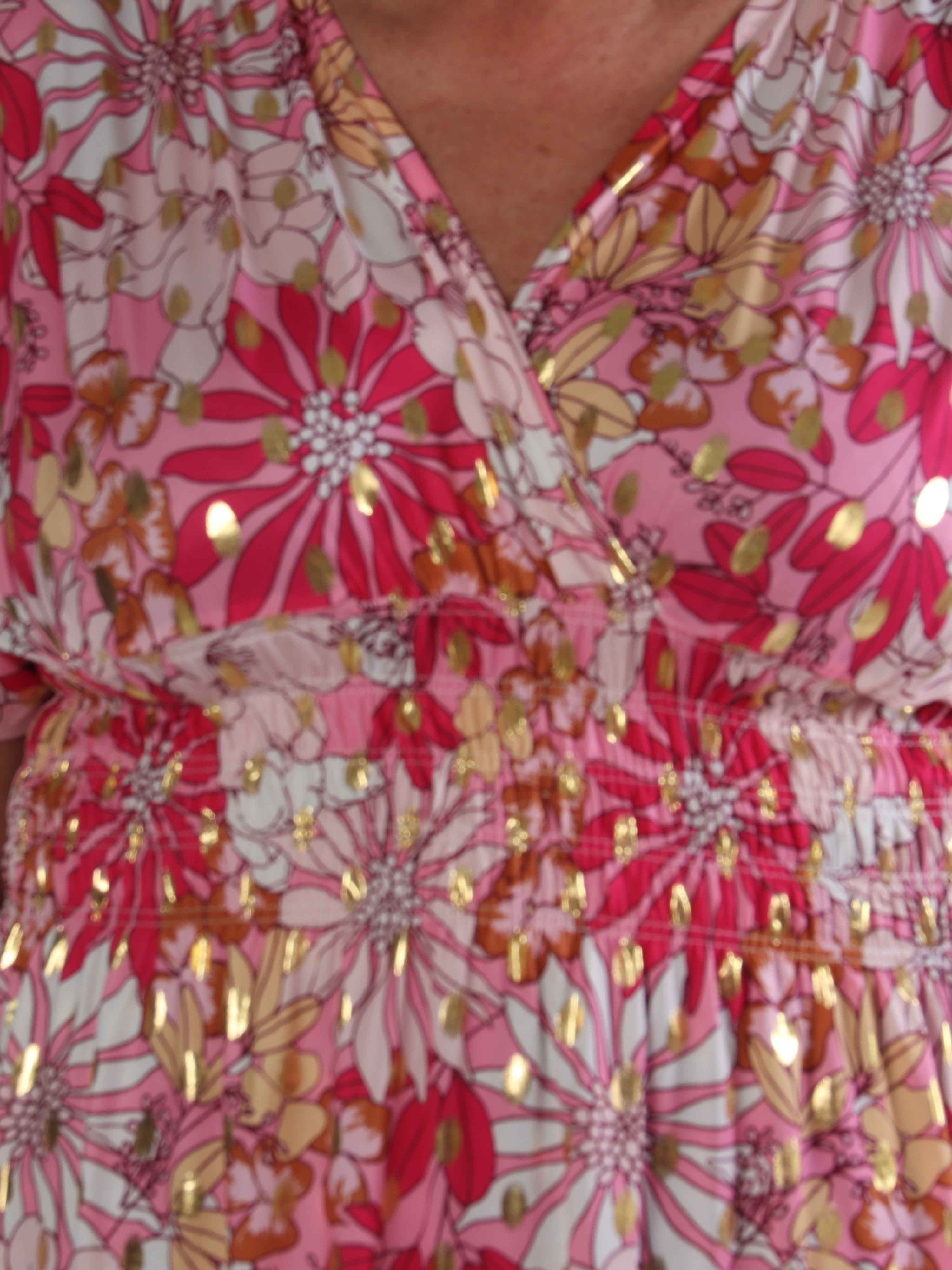 Pams Bloomfall Short - Elastisk plus size kjole med blomstermotiver og guld dutter